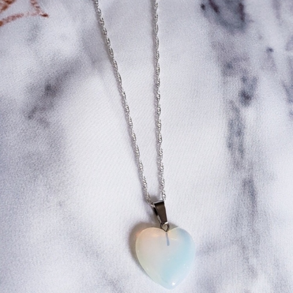 ⭐️3/$17⭐️ OR ❌FREE WITH BUNDLE❌ Beautiful Heart Opal Silver Chain Necklace 18”